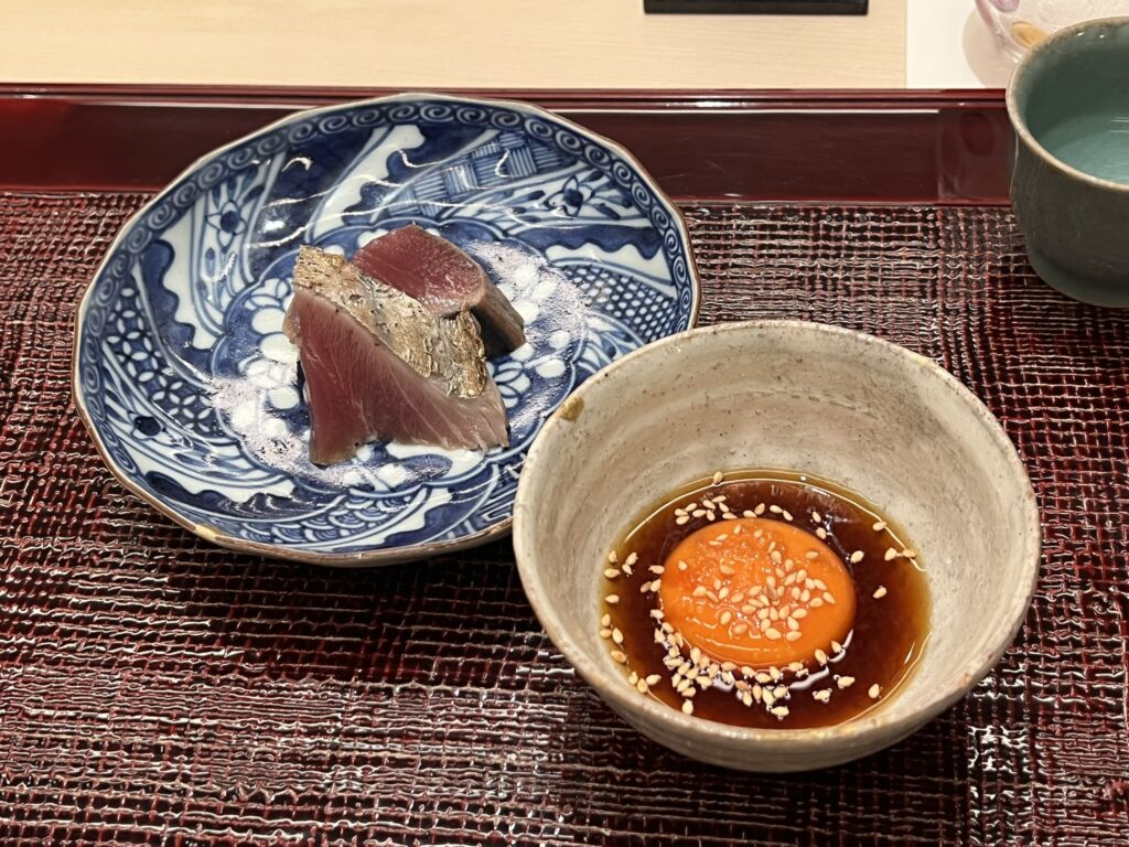かつおをつまみで。たまごを崩したたれに絡めていただきます