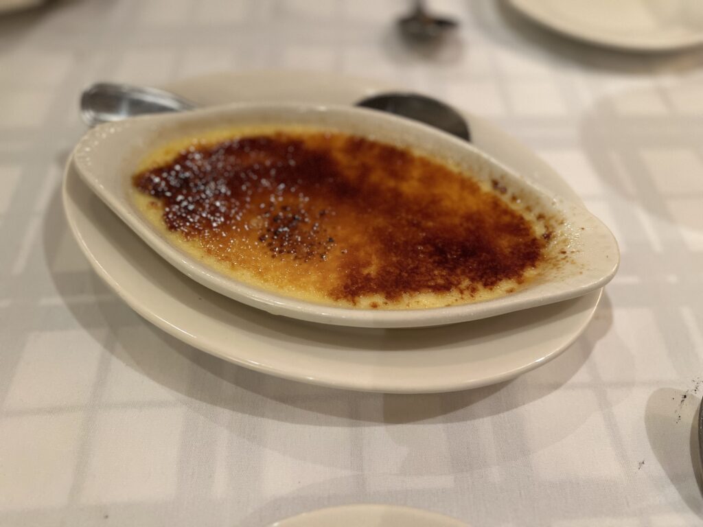 クレームブリュレは濃厚な味わい。大きいのでシェアできます